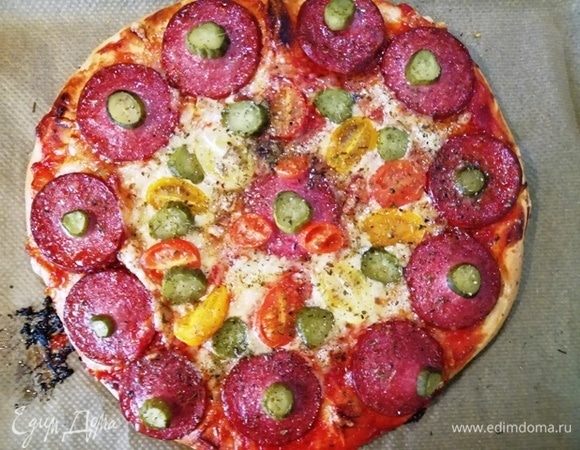 Вынимаем пиццу из духовки и посыпаем моцареллой. Ставим обратно на 3 минуты. Как только сыр «забулькает», достаем.