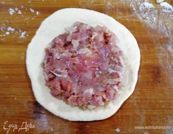 На масло выкладываем еще немного фарша.