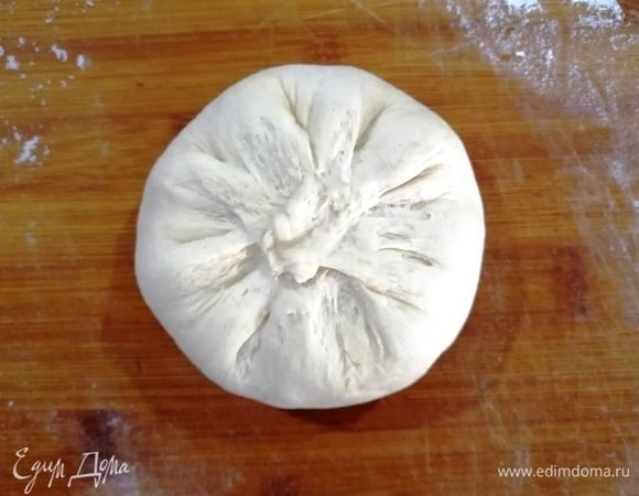 Формируем пирожки в форме беляшей.