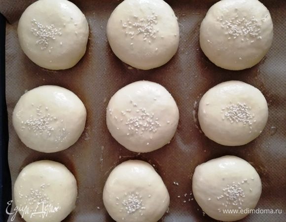 Выкладываем пирожки на противень, смазываем желтком и по желанию посыпаем кунжутом. Отправляем в духовку, разогретую до 180°С на 20 минут.