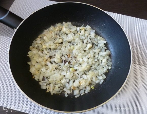 Лук мелко нарезать, обжарить до прозрачности и мягкости.