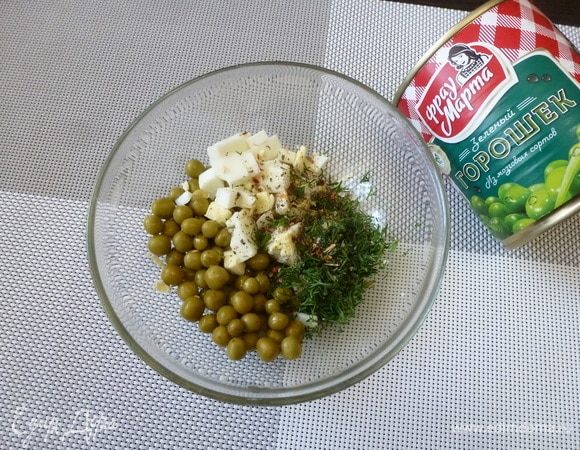 Приготовить начинку из консервированного горошка ТМ «Фрау Марта», вареного яйца, укропа. Приправить по вкусу солью, перцем или любимой приправой. Влить немного растительного масла, для сочности.