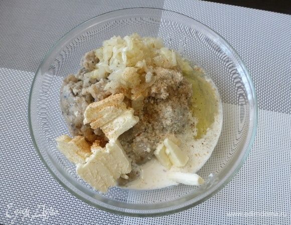 В рыбный фарш добавить панировочные сухари, сливки, обжаренный лук, яйцо, мягкое сливочное масло, соль, перец.