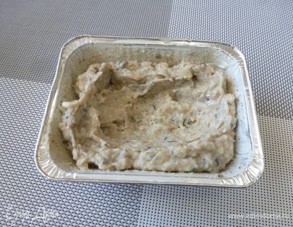 Форму для запеканки смазать сливочным маслом и присыпать панировочными сухарями. Выложить часть фарша, формируя бортики.