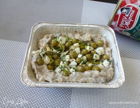 Выложить в углубление начинку.