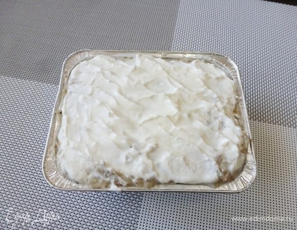 Закрыть начинку фаршем. Верх запеканки смазать сметаной. Запекать в духовке, разогретой до 200°C минут 30–35.