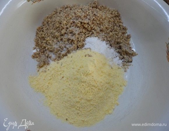 Орехи измельчить и соединить с кукурузной мукой, солью и содой.
