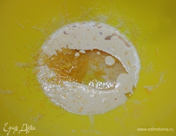 Желтки отделить от белков и взбить с сахаром добела. Добавить растительное масло, цедру одного лимона, 2 ст. ложки лимонного сока.