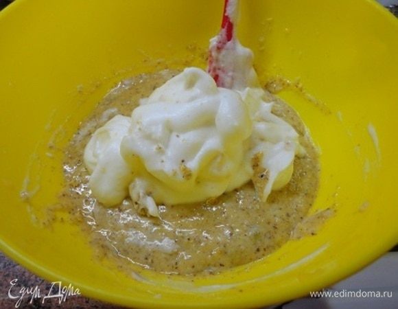 Сухие ингредиенты соединить с желтками и хорошо перемешать. Затем ввести белки в два приема. Тесто вылить в разъемную форму диаметром 21–23 см. Выпекать 30–35 минут при температуре 180°C. Для сиропа смешать сок одного лимона (весом примерно 150 г) с сахаром и прогреть до растворения сахара.