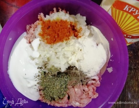Лук порежем очень мелко. Смешаем фарш, лук, манную крупу ТМ «Националь», чеснок и специи. Перемешаем.