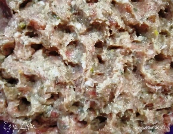 Оставим фарш, пока готовим основу. Манная крупа разбухнет и фарш станет более плотным.