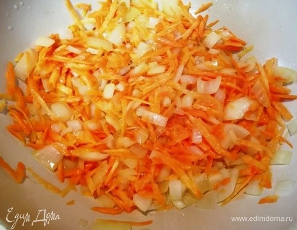 Обжариваем натертую морковь и измельченный лук в небольшом количестве растительного масла.