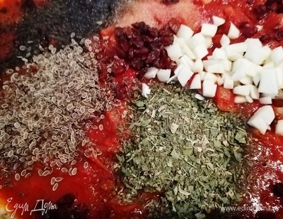 Перемешиваем, добавляем специи по вкусу и барабарис. Еще раз перемешиваем. Добавляем рубленный чеснок.