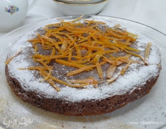 Горячий кекс прямо в форме проткнуть деревянной шпажкой как можно чаще и залить горячим сиропом. Оставить до полного остывания. Остывший кекс посыпать сахарной пудрой. Я решила еще усилить цитрусовые ноты апельсиновыми цукатами.