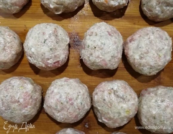 Фарш настоялся, формируем фрикадельки.