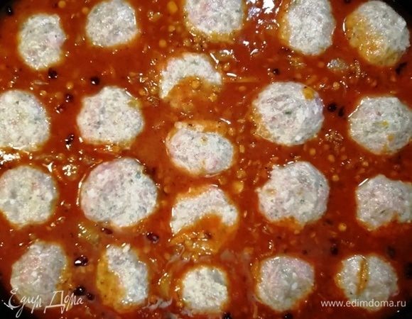 Сверху выкладываем фрикадельки и запекаем в духовке при 180°С в течении 40 минут.