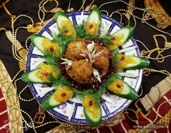 Украшаем блюдо свежим огурцом, манго, перцем и гранатом. А вообще, как подскажет фантазия:)