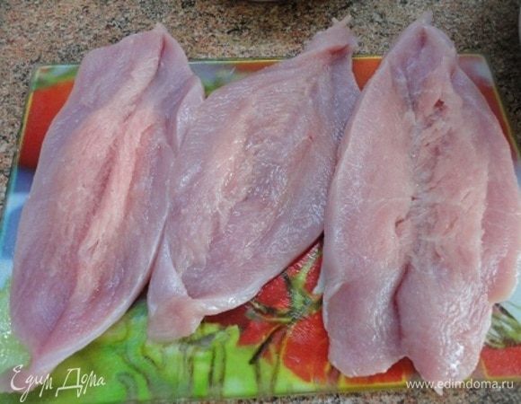 Грудки разрезать вдоль, не до конца, и развернуть.