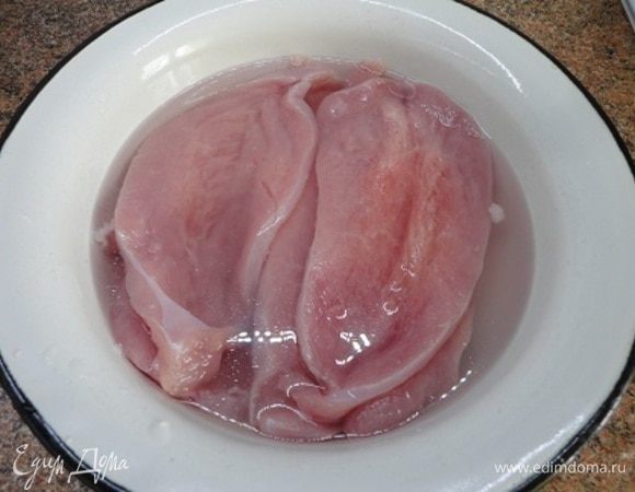 Для рассола смешайте соль с холодной кипяченой водой, залейте им грудки и оставьте на 2–3 часа при комнатной температуре.