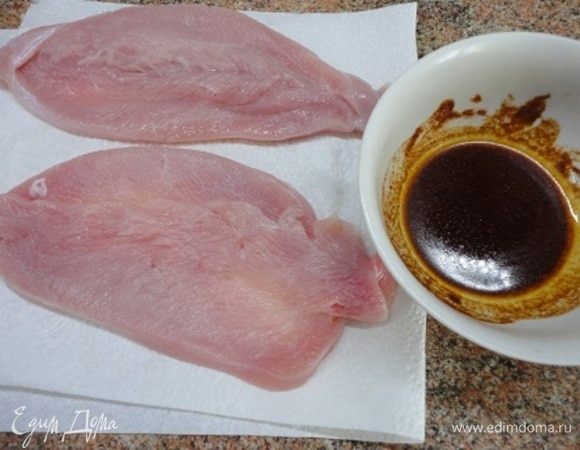 Смешайте все компоненты маринада. Грудки обсушите бумажными полотенцами.