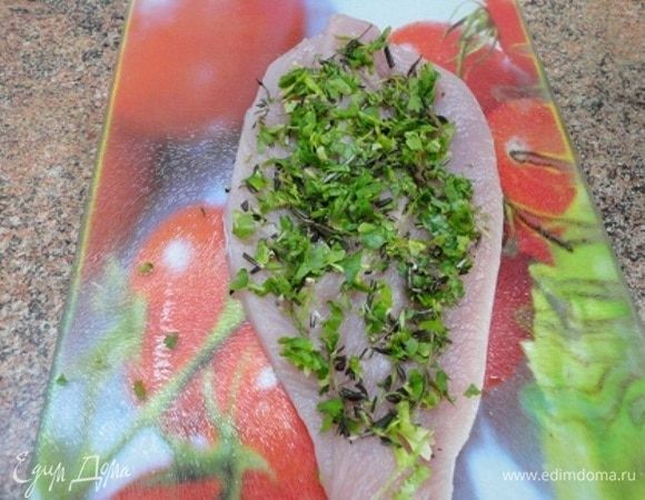 На каждую грудку выложите 1 ст. ложку смеси зелени петрушки, тимьяна и розмарина.