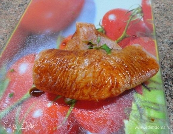 Заворачивая каждую грудку, смазывайте маринадом.