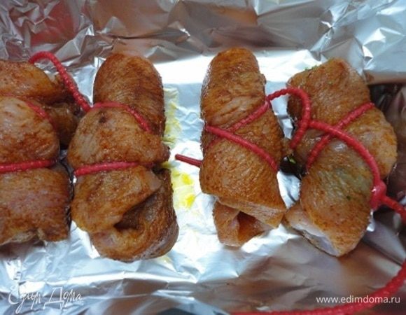 Перевяжите нитью или силиконовыми жгутами. Выложите на лист, выстланный фольгой.