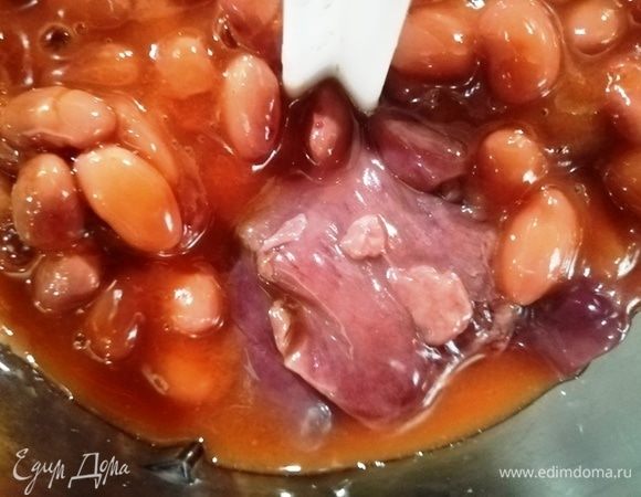 В процессоре измельчаем куриную печень и фасоль ТМ «Фрау Марта» вместе жидкостью от фасоли.