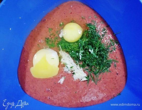 Добавим зелень, чеснок, яйца и специи.