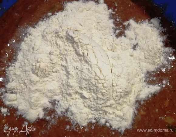 Перемешаем и добавим муку.