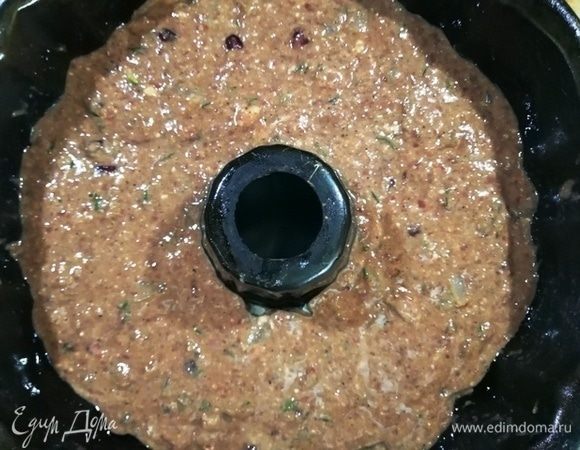 Выложим нашу будущую запеканку в форму для кексов и поставим в духовку. Температура — 180°С, время — 20–25 минут.