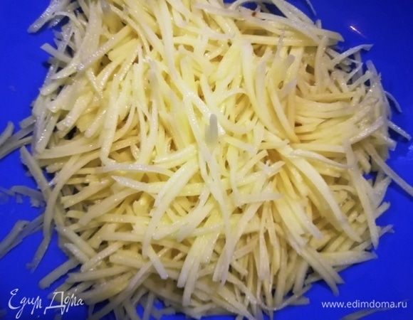 Займемся картофелем-пай. Картофель натрем на терке. Промоем.