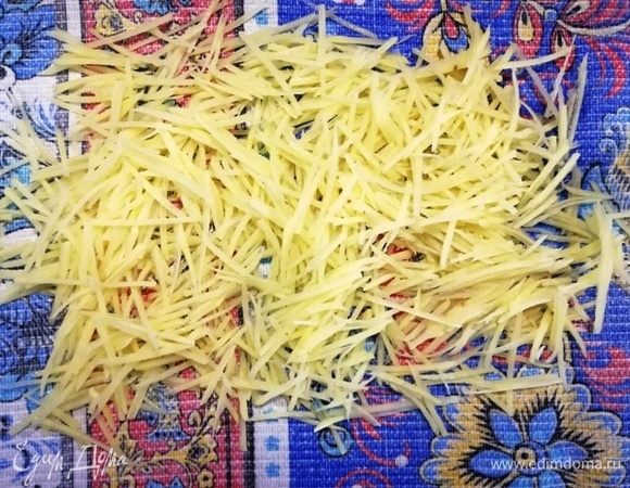 Обсушим на хлопчато-бумажном полотенце. Тем временем разогреем масло на средней температуре.