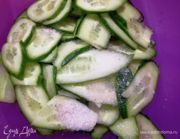 Для салата нарезаем очень тонко огурцы и солим. Пусть постоят минут 5 и отдадут лишнюю жидкость.