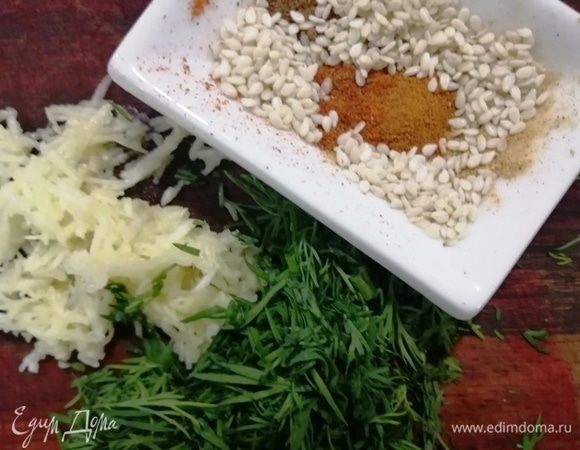 Подготовим специи, натрем чеснок и нарежем зелень.