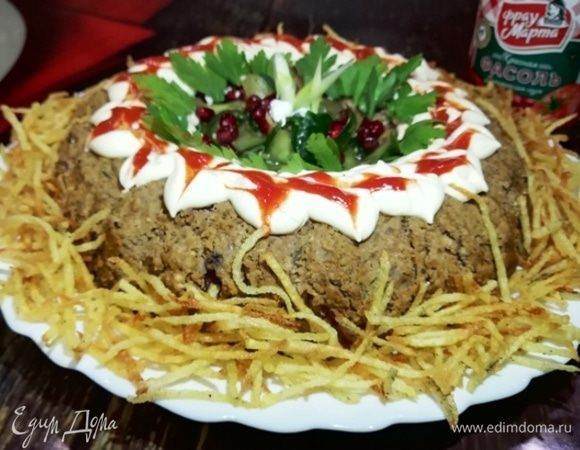 В центр запеканки выкладываем огуречный салат, зерна граната. Выкладываем картофель-пай. Украшаем майонезом и кетчупом.