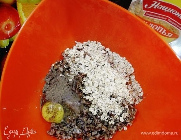 Грибы измельчаем, добавляем к ним специи, яйца и овсяные хлопья ТМ «Националь».