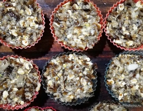 Выкладываем в формы для запекания. Отправляем в духовку, разогретую до 180°С, на 30 минут.