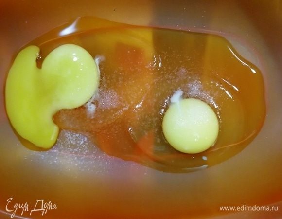 Яйца слегка взбалтываем с солью.