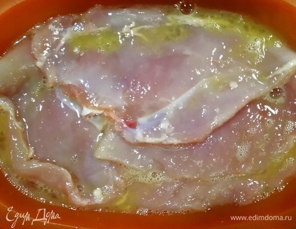 Куриное филе выкладываем в яичную смесь. Пусть чуток промаринуется.