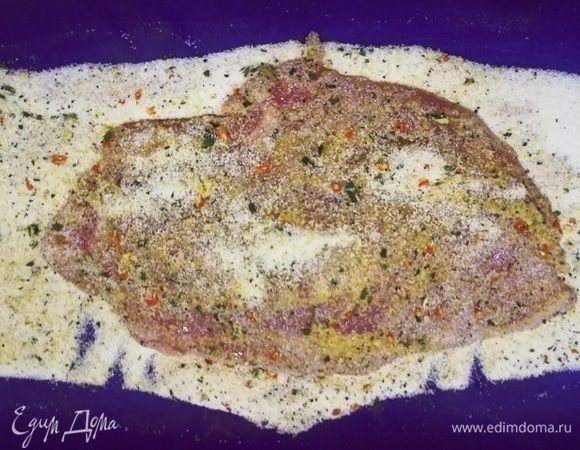 Каждую отбивную обваливаем в панировке.