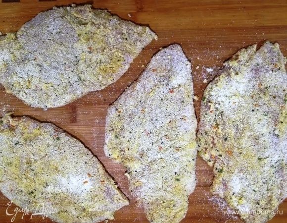 Переносим на разделочную доску.