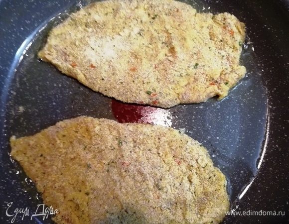 И обжариваем в небольшом количестве оливкового масла с двух сторон на среднем огне до готовности.