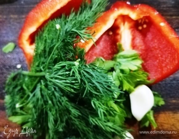 Для соуса в блендере смешаем болгарский перец, укроп, петрушку, чеснок и специи.