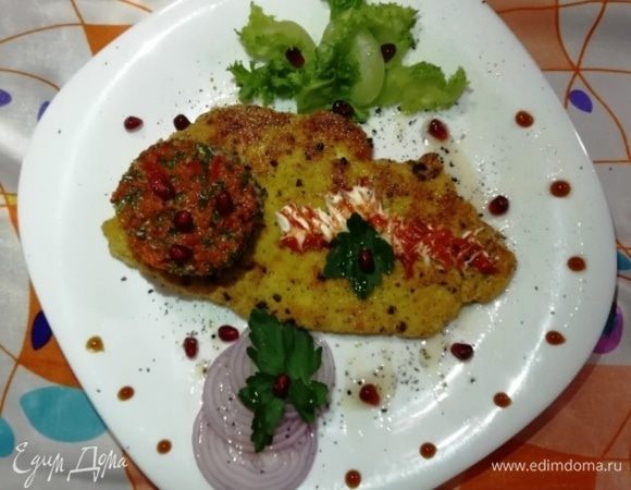 Выкладываем куриное филе, поверх него — кекс из опят, затем соус.