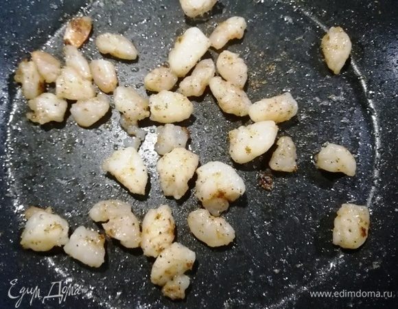 Обжарим в небольшом количестве оливкового масла.