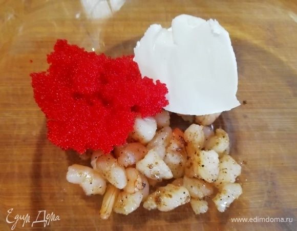 Смешиваем обжаренные на сковороде креветки, икру летучей рыбы и рикотту.
