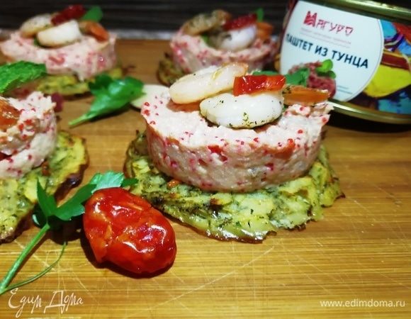 На драник выкладываем паштет из тунца, украшаем целыми креветками и подаем.