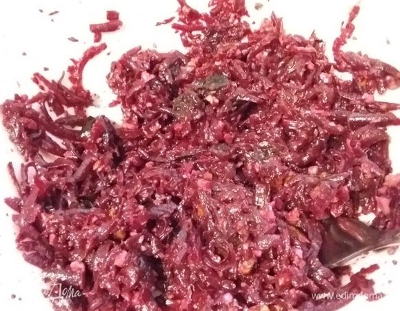 Для свекольного соуса натереть на терке 2 небольших свеклы, добавить нарезанный чернослив, рубленые орехи, чесночную кашицу, соль, уксус и масло. Размешать. Параллельно поставить вариться макароны. У меня в обоих случаях ц/з.