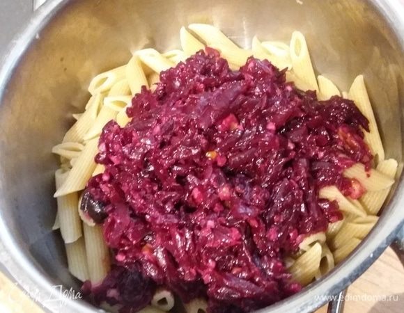 А теперь смешать один из соусов со сваренными «аль денте» макаронами.